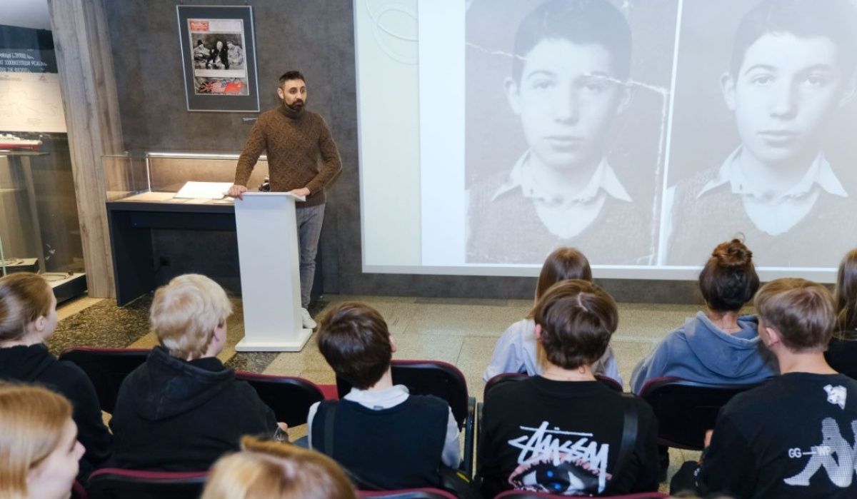 Школьникам в Музее Победы рассказали о фоторедакторах и нейросетях
