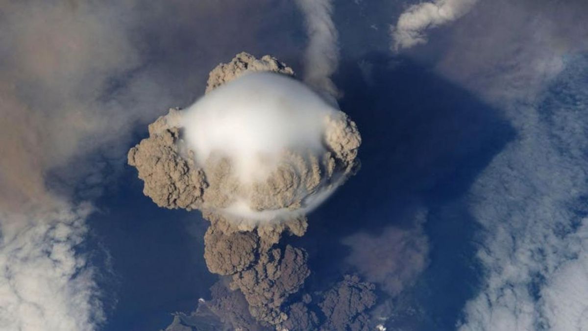 Новосибирск ощутил взрывную волну после извержения вулкана в Тихом океане