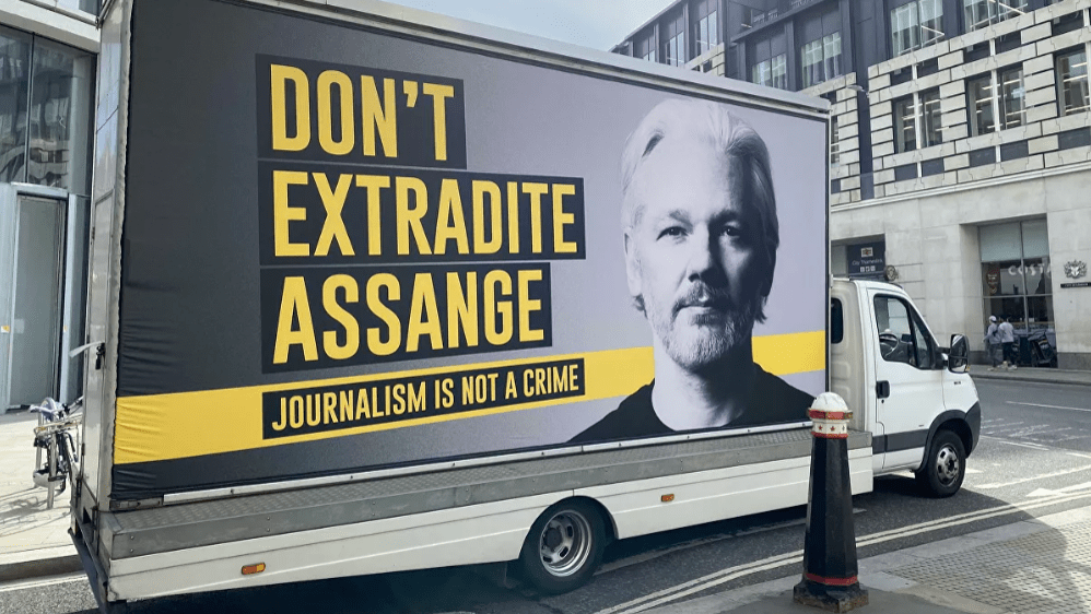 Нобелевская премия помогла бы сохранить жизнь Ассанжу, считает депутат