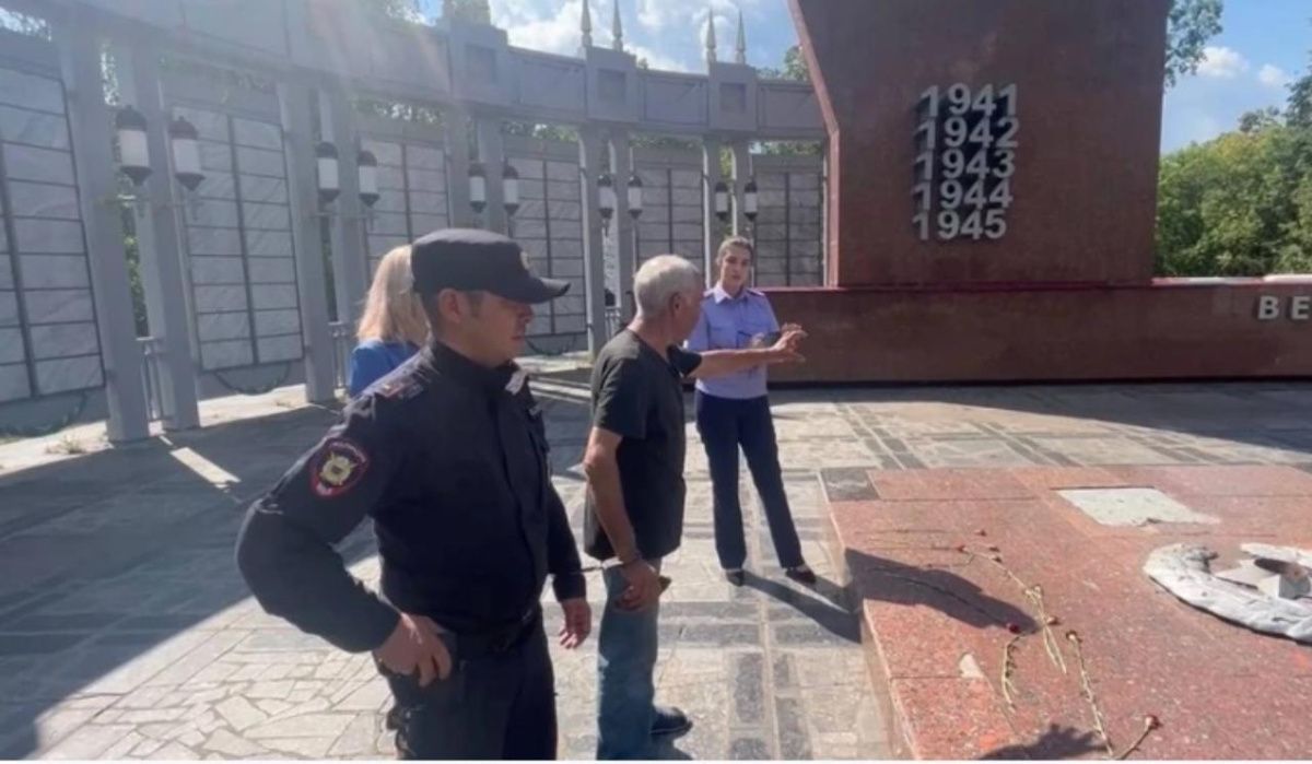 В Татарстане мужчина жег на Вечном огне провода