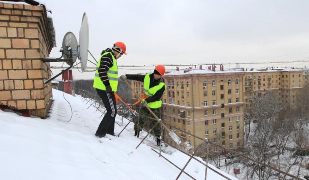 В Новосибирской области глыбы льда падают с крыш зданий на прохожих