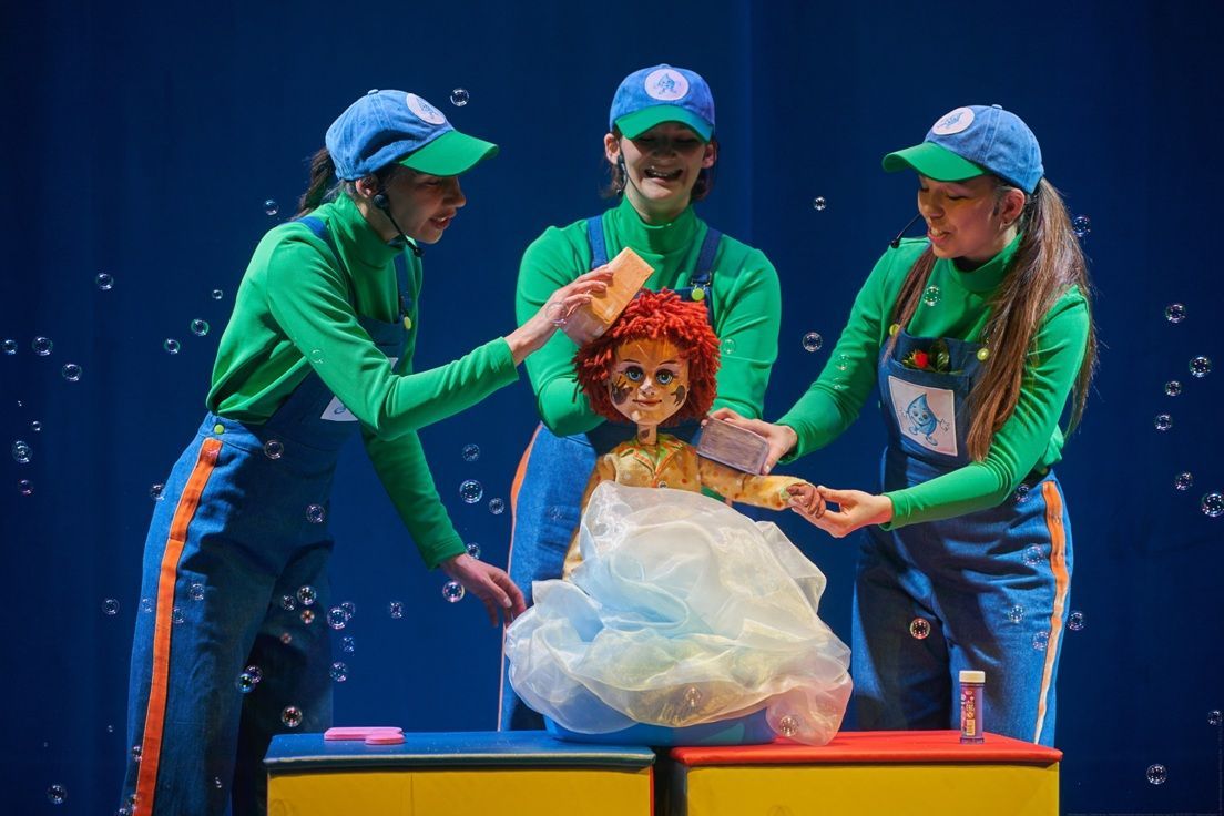 Мойдодыр выходит на сцену  Новосибирского  областного театра кукол