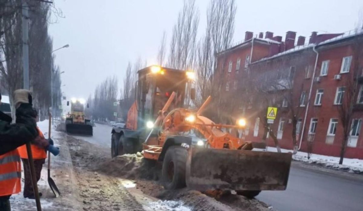 Омские дорожники выводят на уборку снега дополнительную технику