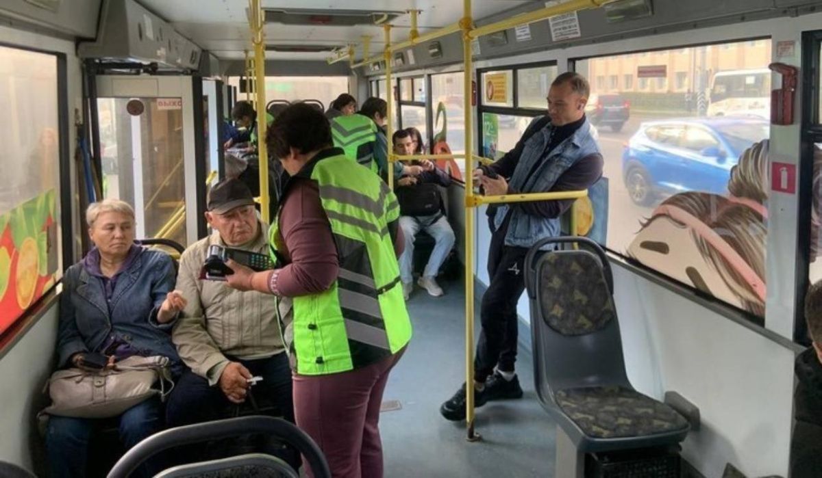 В омском транспорте начали ловить безбилетников