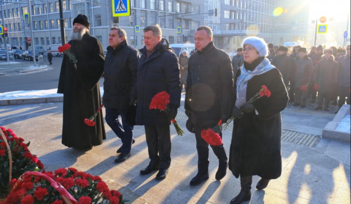 В Новосибирской области возложили цветы к мемориалам в память о Героях Отечества 