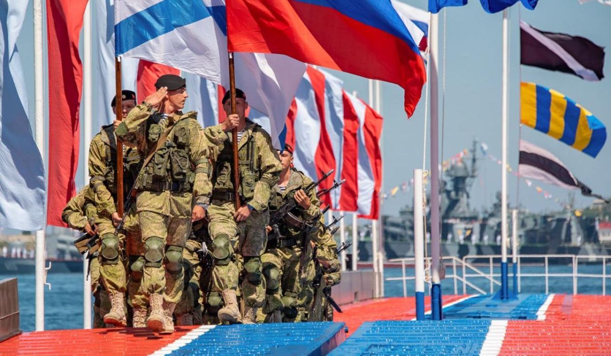 &quot;Они стали настоящим ужасом для противника&quot;: Аксенов поздравил морпехов с профессиональным праздником