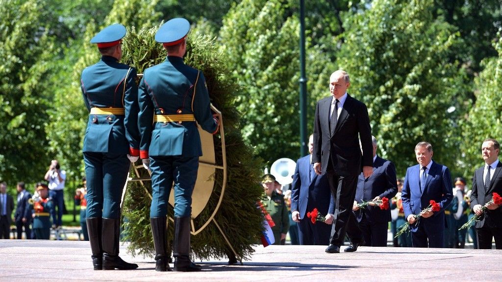 Путин возложил венок к Могиле Неизвестного Солдата