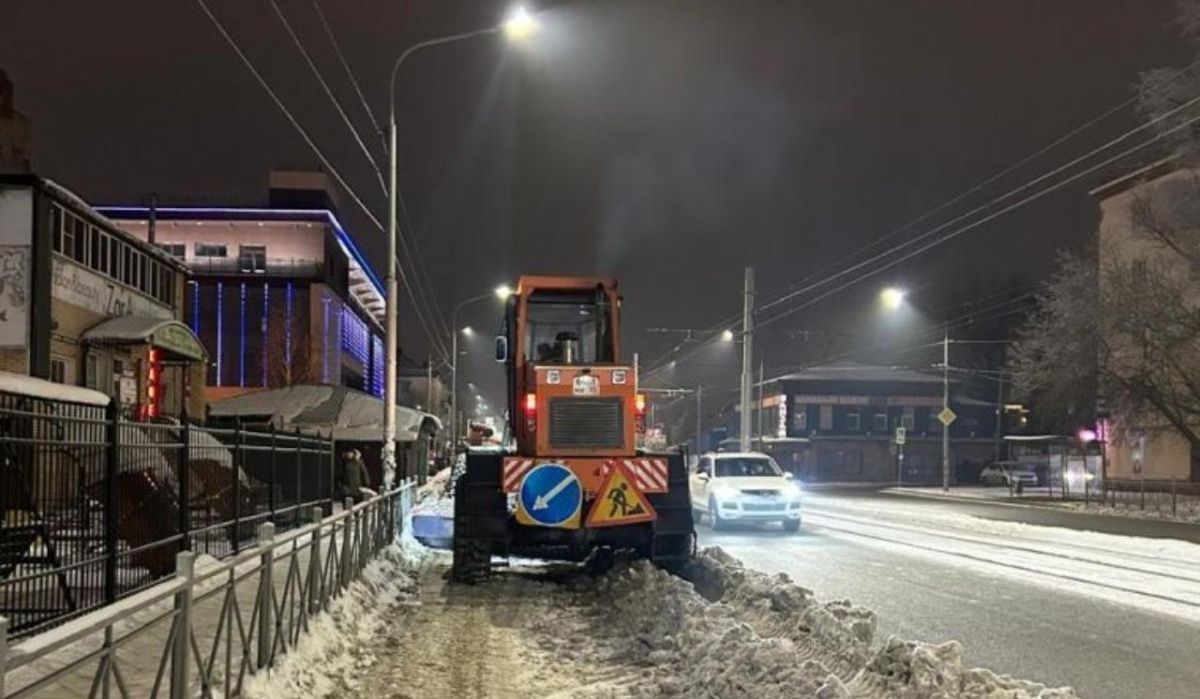 Омские дорожники за выходные вывезли более 4500 кубометров снега 