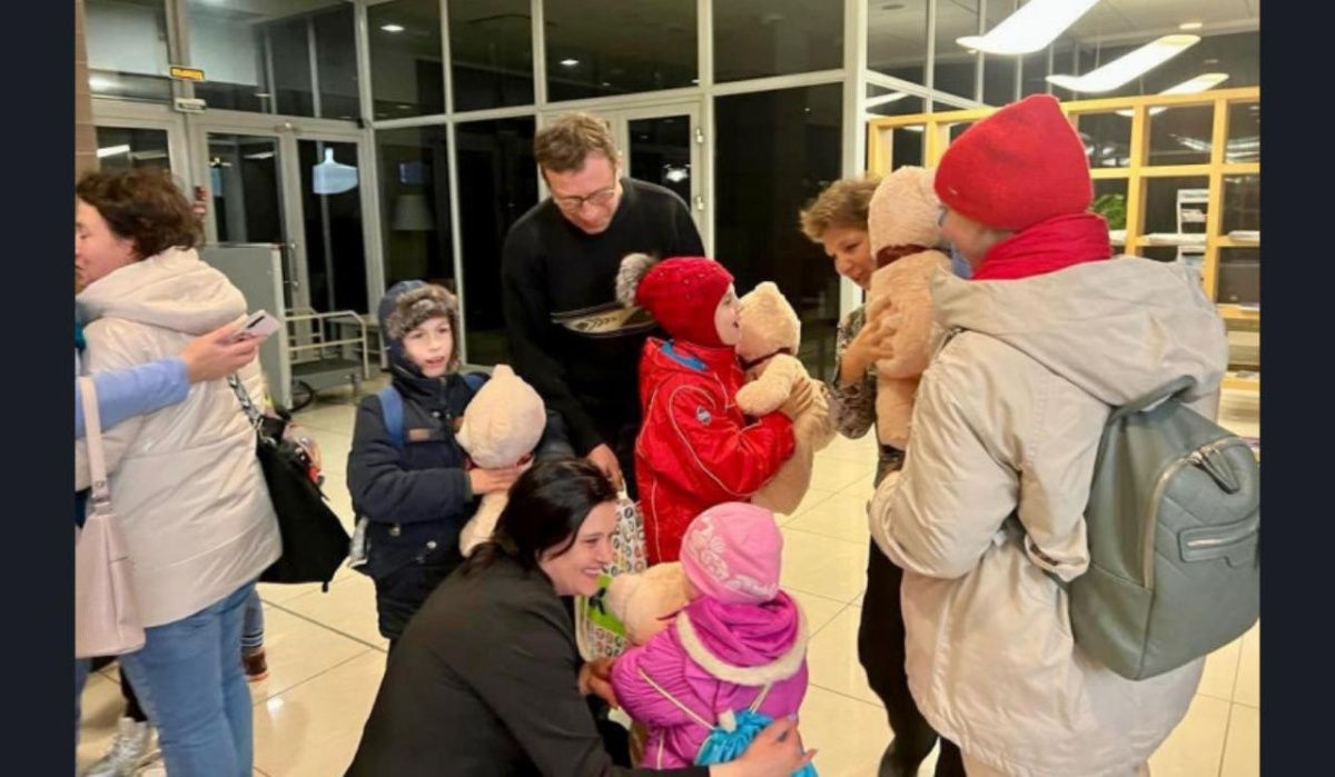 Дети из ЛНР приехали в Новосибирскую область к новым родителям 
