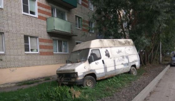 Прокуратура заставила мэрию Новосибирска убрать с улиц брошенные автомобили  