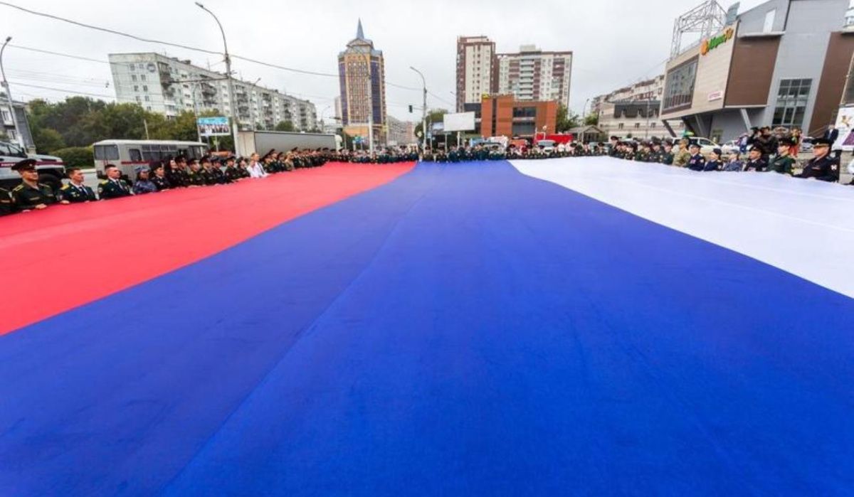 Жители Новосибирской области масштабно отмечают День Государственного флага России 