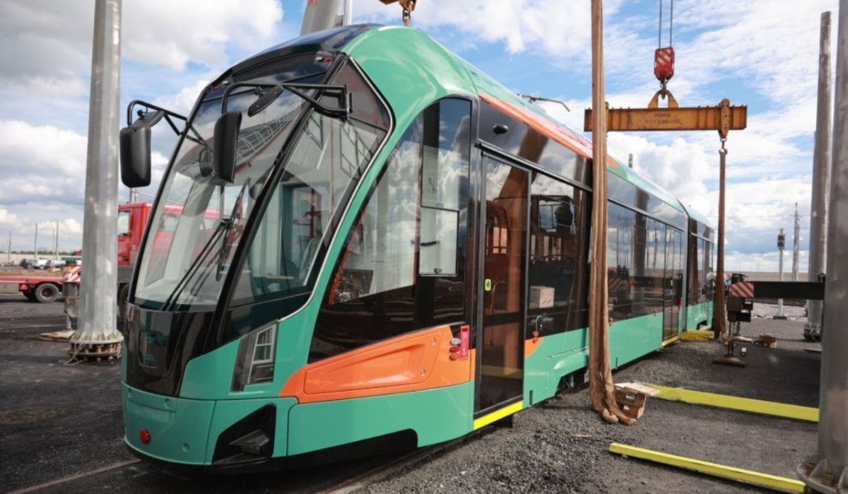 Началась доставка первых вагонов в депо трамвайной линии «Славянка»