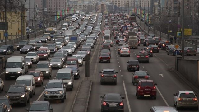 Петербуржцы стоят в многобалльных пробках из-за неубранных дорог