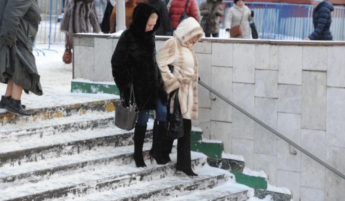 Новосибирцы потребовали от мэра принять меры по расчистке входа к станции метро «Площадь Ленина»
