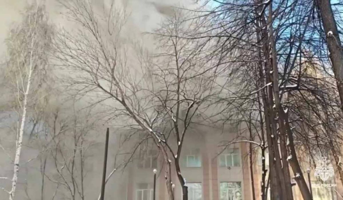 Пожарные Новосибирска борются с огнём в педагогическом колледже