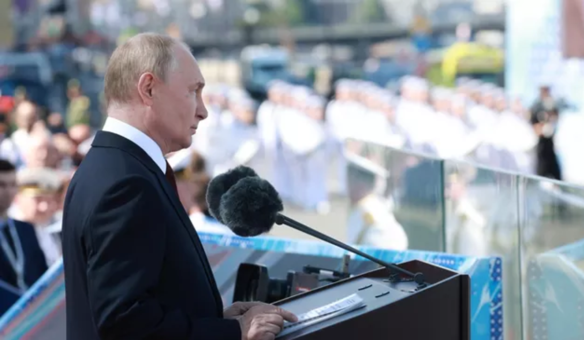 Владимир Путин в Петербурге ознакомился с ходом оперативных учений ВМФ