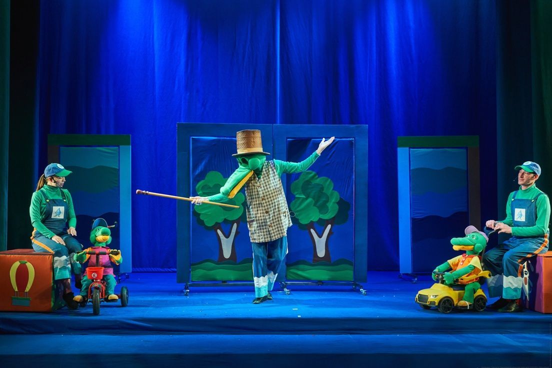 Мойдодыр выходит на сцену  Новосибирского  областного театра кукол