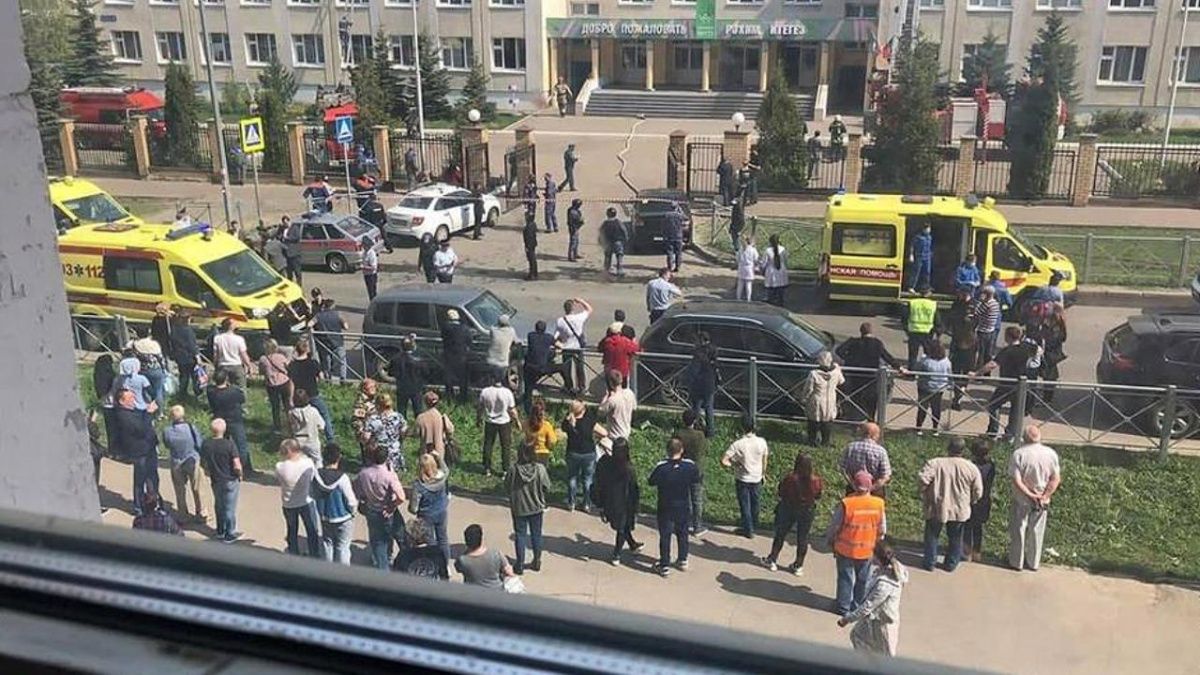 В сети появилось видео, как школьники выпрыгивают из окон во время стрельбы в казанской школе