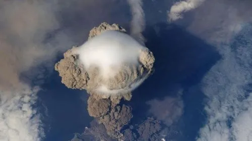 Новосибирск ощутил взрывную волну после извержения вулкана в Тихом океане