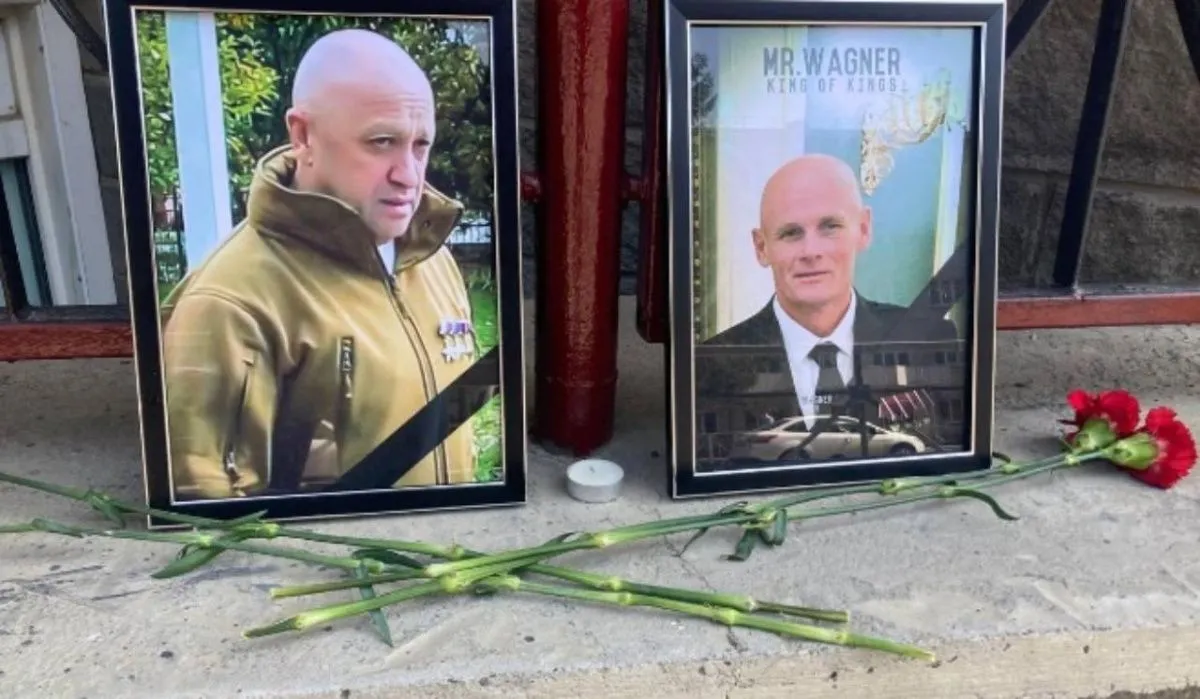 Новосибирцы у офиса ЧВК «Вагнер» организовали стихийный мемориал 
