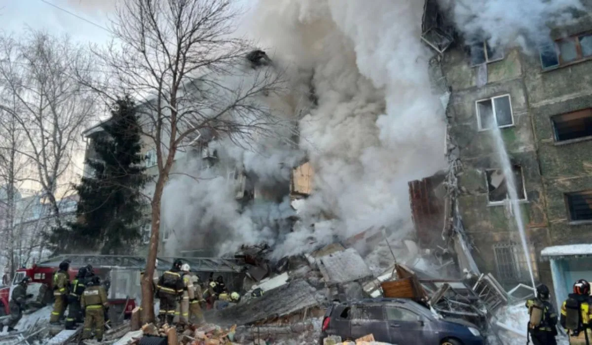 Губернатор Новосибирской области и мэр контролируют работу спасателей на месте взрыва газа в жилом доме