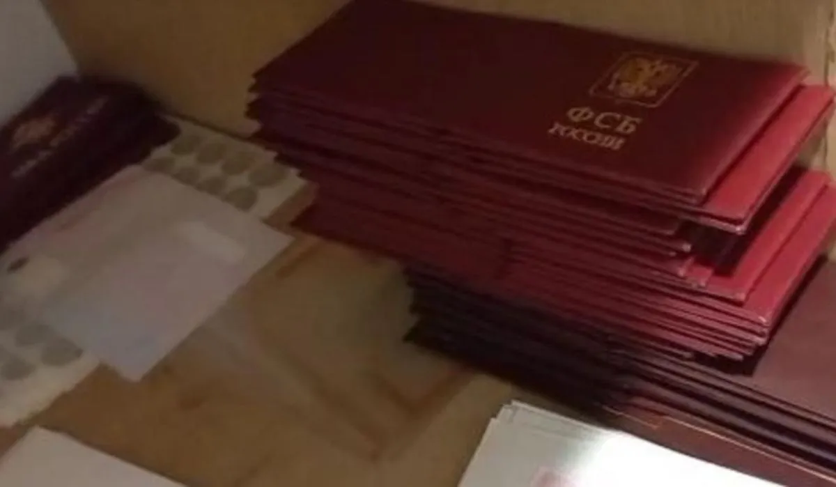 Житель Новосибирска печатал фальшивые удостоверения сотрудников спецслужб